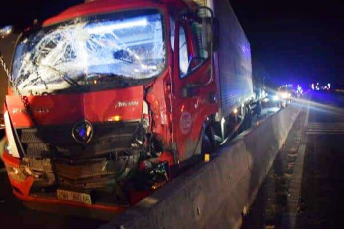Tai nạn liên hoàn trên đường quốc lộ, tài xế và phụ xe tải tử vong tại chỗ - Ảnh 1.