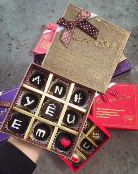 Cửa hiệu bán hoa, chocolate mở cửa xuyên Tết phục vụ Valentine - Ảnh 3.