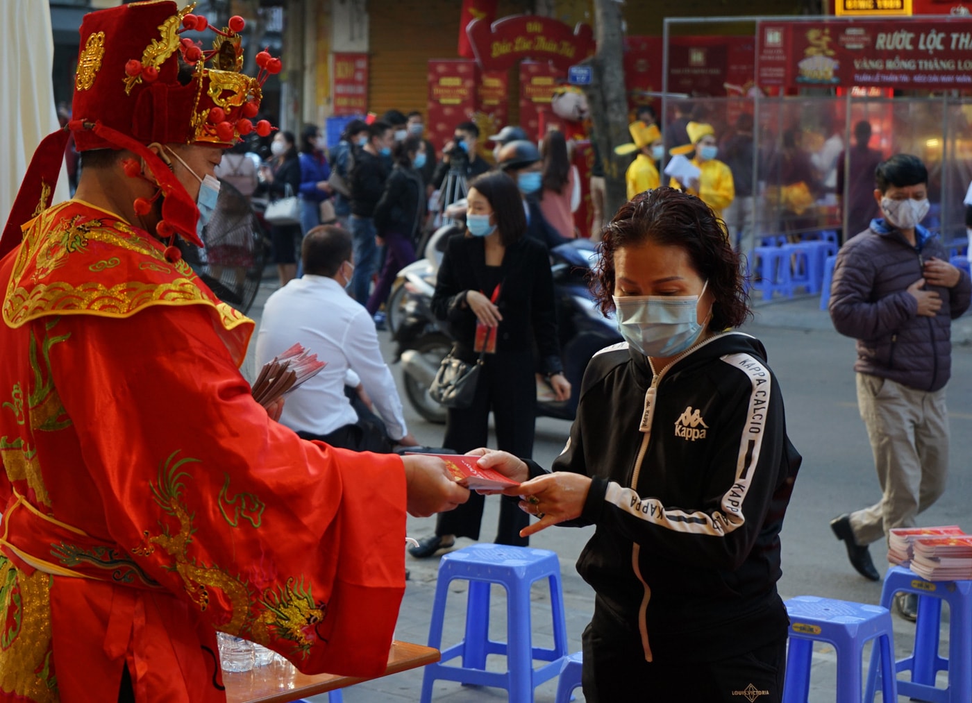 Người dân buộc phải khai báo y tế trước khi bước vào mua vàng ngày Thần tài - Ảnh 7.