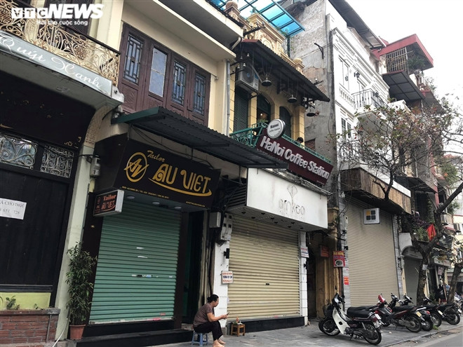 Hàng quán phố cổ Hà Nội nghỉ Tết kéo dài, khách sạn rao bán la liệt bằng tờ rơi - Ảnh 4.