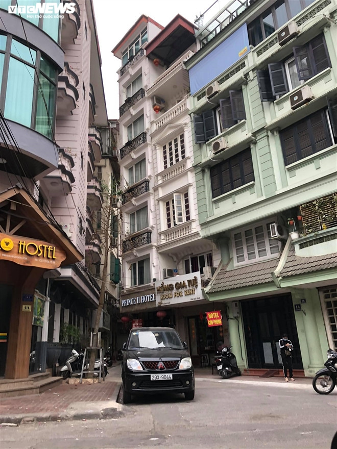 Hàng quán phố cổ Hà Nội nghỉ Tết kéo dài, khách sạn rao bán la liệt bằng tờ rơi - Ảnh 5.