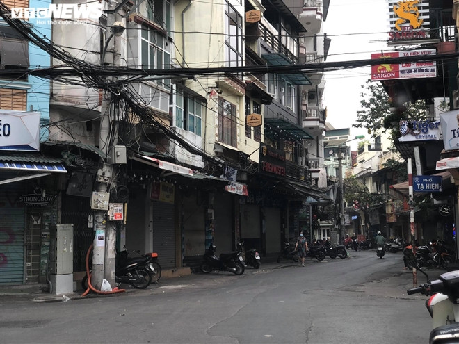 Hàng quán phố cổ Hà Nội nghỉ Tết kéo dài, khách sạn rao bán la liệt bằng tờ rơi - Ảnh 1.