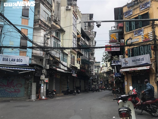 Hàng quán phố cổ Hà Nội nghỉ Tết kéo dài, khách sạn rao bán la liệt bằng tờ rơi - Ảnh 2.