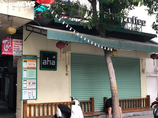 Hàng quán phố cổ Hà Nội nghỉ Tết kéo dài, khách sạn rao bán la liệt bằng tờ rơi - Ảnh 12.