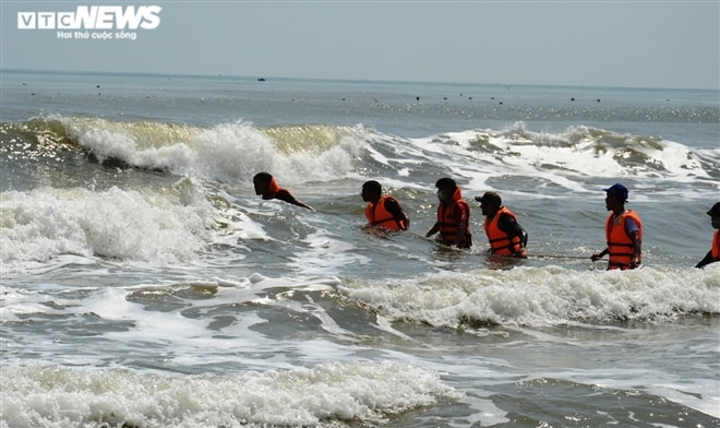 Cứu học sinh bị sóng cuốn, bảo vệ mất tích theo: Tìm thấy thi thể 2 nạn nhân - Ảnh 1. Cứu học sinh bị sóng cuốn, bảo vệ mất tích theo: Tìm thấy thi thể 2 nạn nhân - Ảnh 1.
