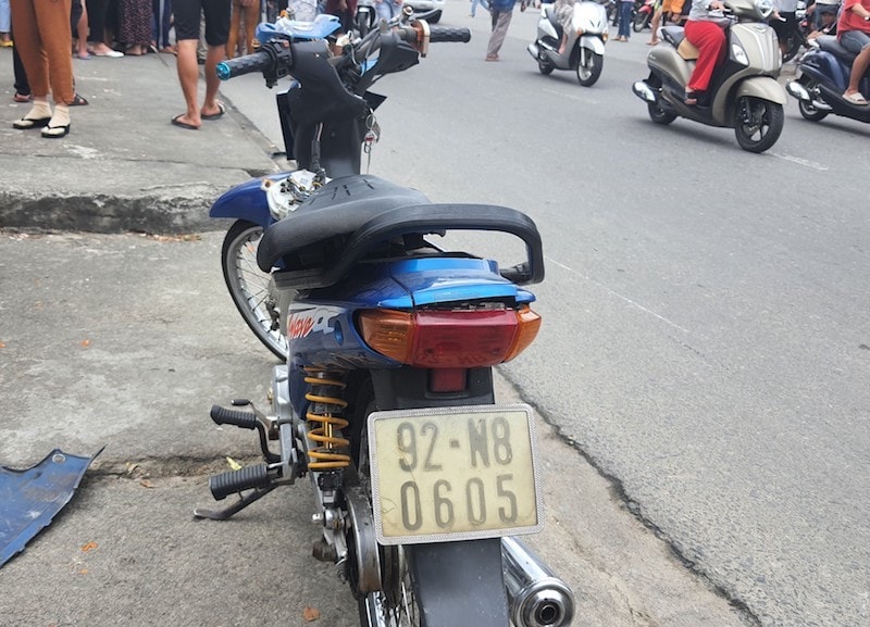 Đâm vào vỉa hè, 2 thiếu niên đi xe máy thương vong - Ảnh 2. Đâm vào vỉa hè, 2 thiếu niên đi xe máy thương vong - Ảnh 2.