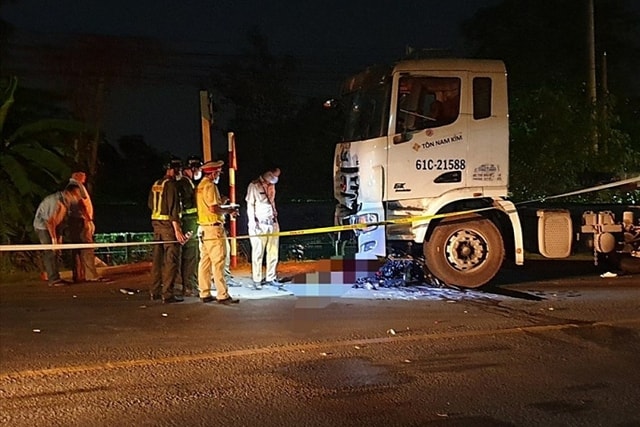 Đâm vào vỉa hè, 2 thiếu niên đi xe máy thương vong - Ảnh 5. Đâm vào vỉa hè, 2 thiếu niên đi xe máy thương vong - Ảnh 5.