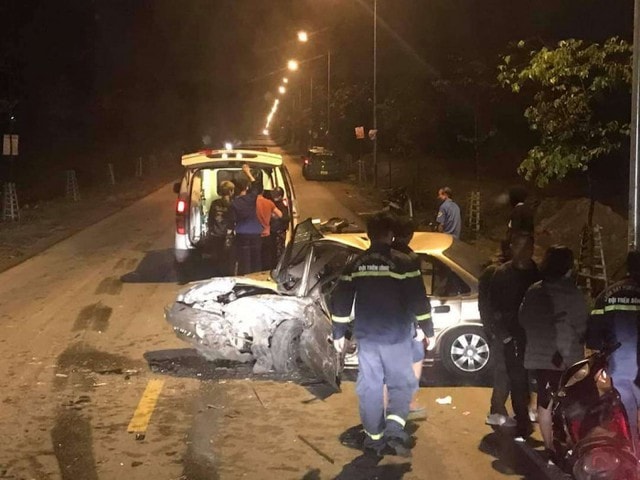 Đâm vào vỉa hè, 2 thiếu niên đi xe máy thương vong - Ảnh 3. Đâm vào vỉa hè, 2 thiếu niên đi xe máy thương vong - Ảnh 3.