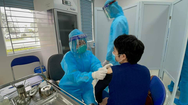 Ngày tiêm chủng vaccine phòng COVID-19 đầu tiên ở Việt Nam diễn ra an toàn - Ảnh 1.