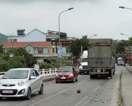 Tin giao thông ngày 10/3: Xe ben cuốn 3 người đi xe máy vào gầm thương vong  - Ảnh 1.