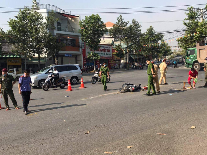 Tin giao thông ngày 10/3: Xe ben cuốn 3 người đi xe máy vào gầm thương vong  - Ảnh 3.