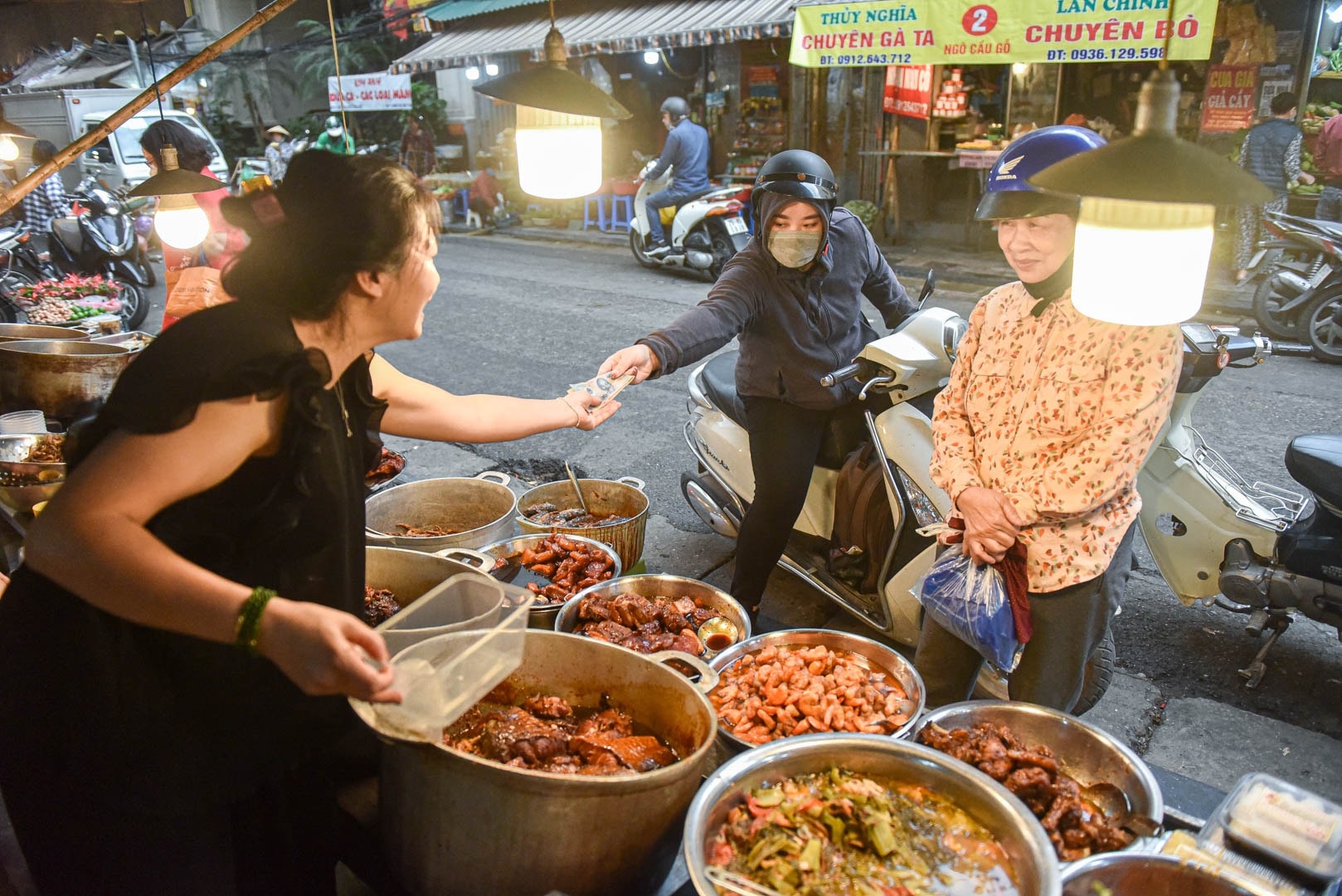 Khu chợ 'nhà giàu' ở Hà Nội, ngày bán hàng trăm cân cá kho - Ảnh 5.