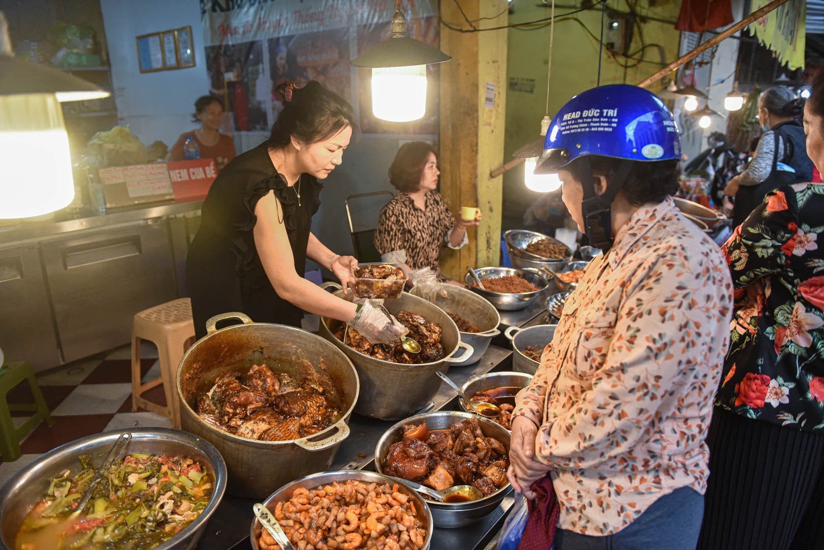 Khu chợ 'nhà giàu' ở Hà Nội, ngày bán hàng trăm cân cá kho - Ảnh 7.