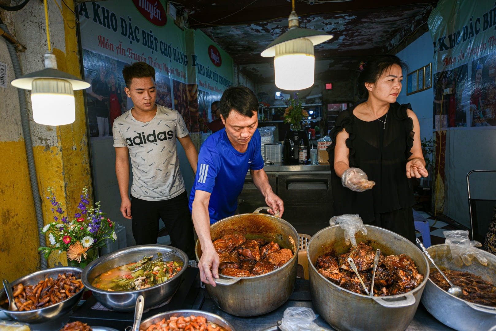 Khu chợ 'nhà giàu' ở Hà Nội, ngày bán hàng trăm cân cá kho - Ảnh 6.