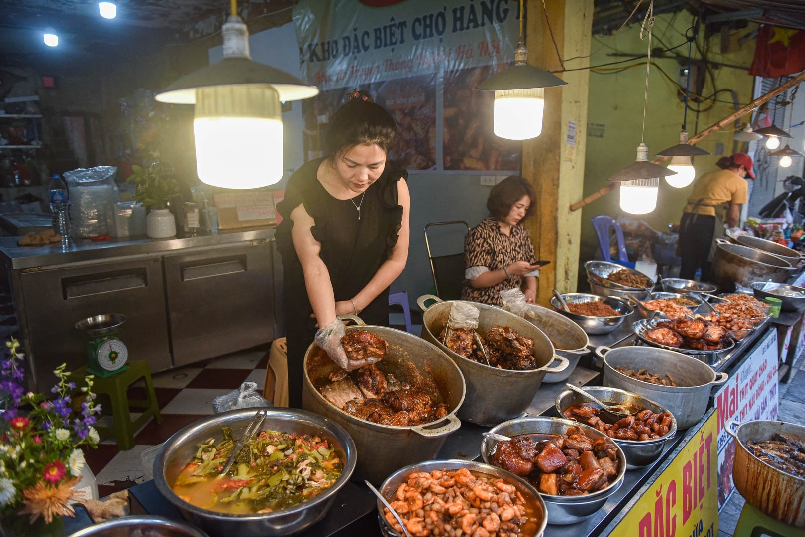 Khu chợ 'nhà giàu' ở Hà Nội, ngày bán hàng trăm cân cá kho - Ảnh 11.