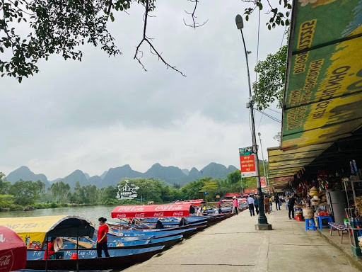 Chùa Hương vắng vẻ trong ngày khai hội - Ảnh 1.