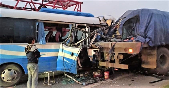 Nghệ An: Xe khách đi lễ chùa tông đuôi xe tải 1 người chết 20 người bị thương  - Ảnh 1.