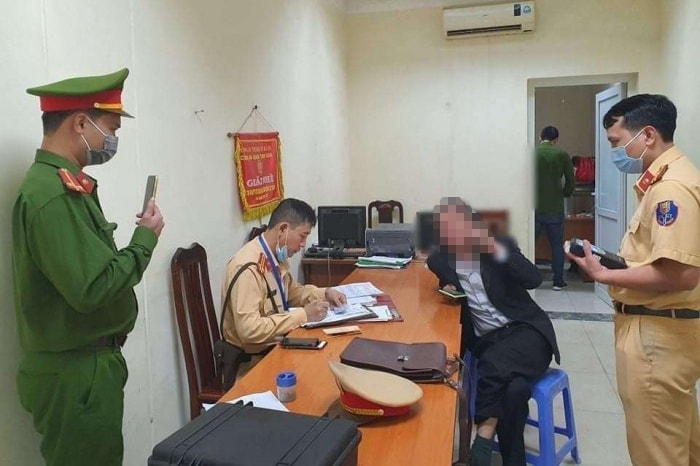 Cần xử lý nghiêm tài xế đỗ xe trái phép, chống đối CSGT - Ảnh 1.