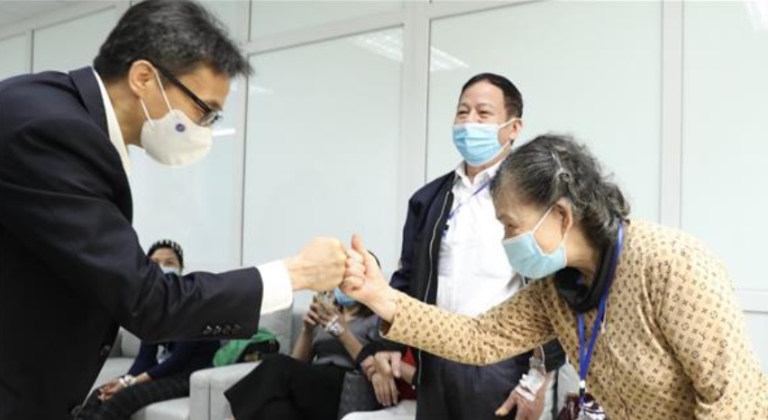 Phó Thủ tướng Vũ Đức Đam thăm tình nguyện viên tiêm thử vaccine Nano Covax - Ảnh 3.