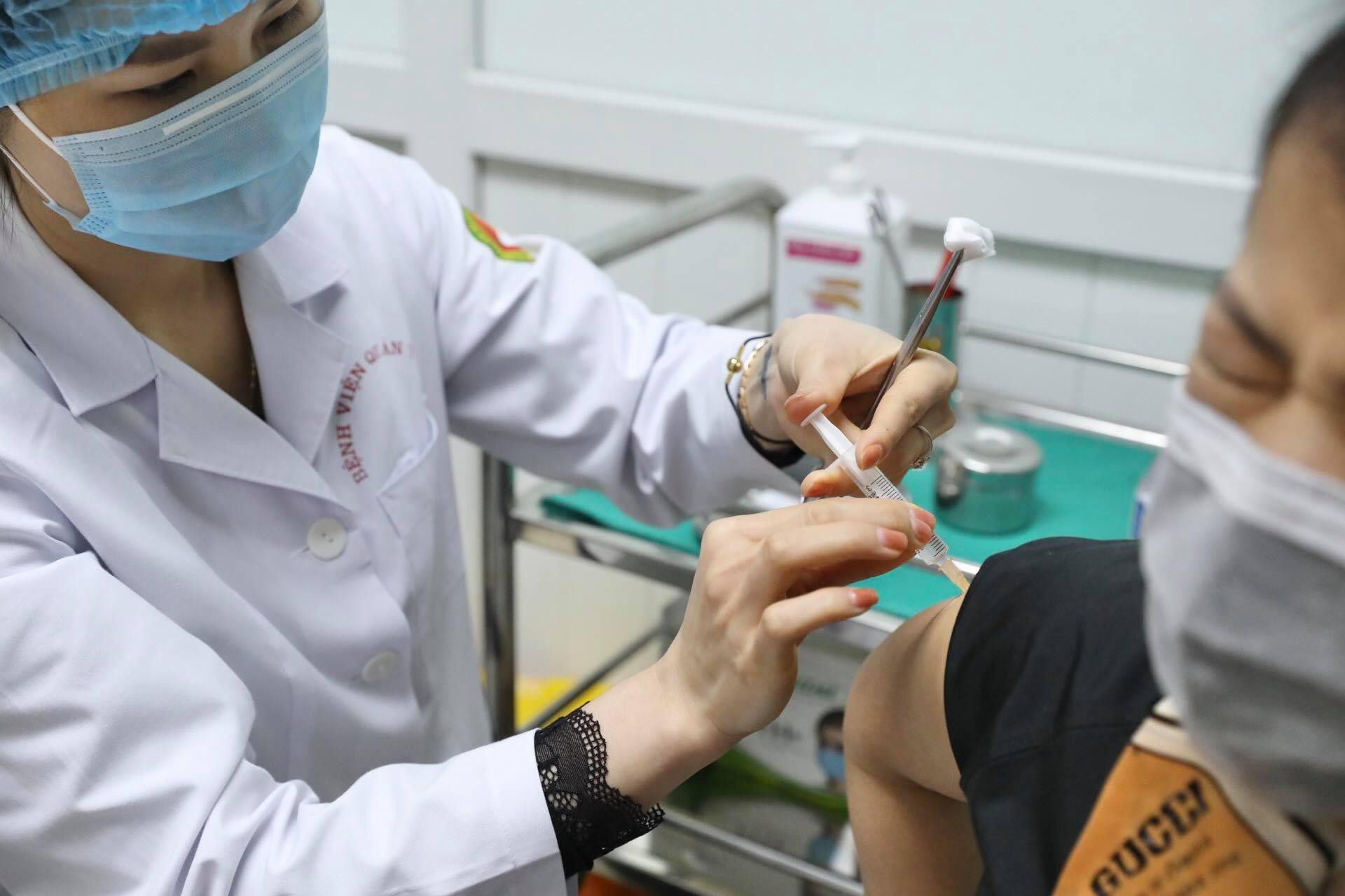 Phó Thủ tướng Vũ Đức Đam thăm tình nguyện viên tiêm thử vaccine Nano Covax - Ảnh 5.