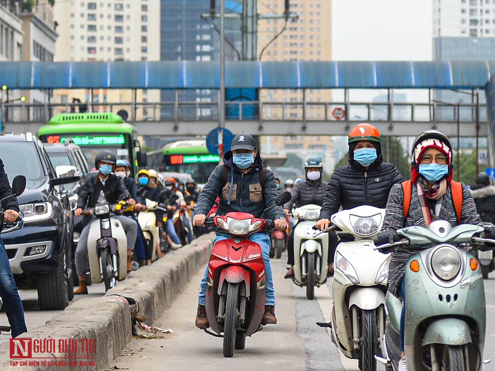 Hà Nội: Nối đuôi nhau đi ngược chiều qua hầm chui đang thi công - Ảnh 2.