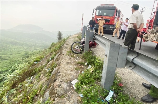 Cứu nam thanh niên rơi xuống vực sâu ở đèo Hải Vân - Ảnh 1.