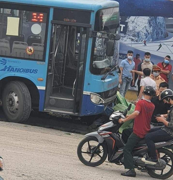 Hà Nội: Xe buýt lao lên vỉa hè, tông chết người đi bộ - Ảnh 2.