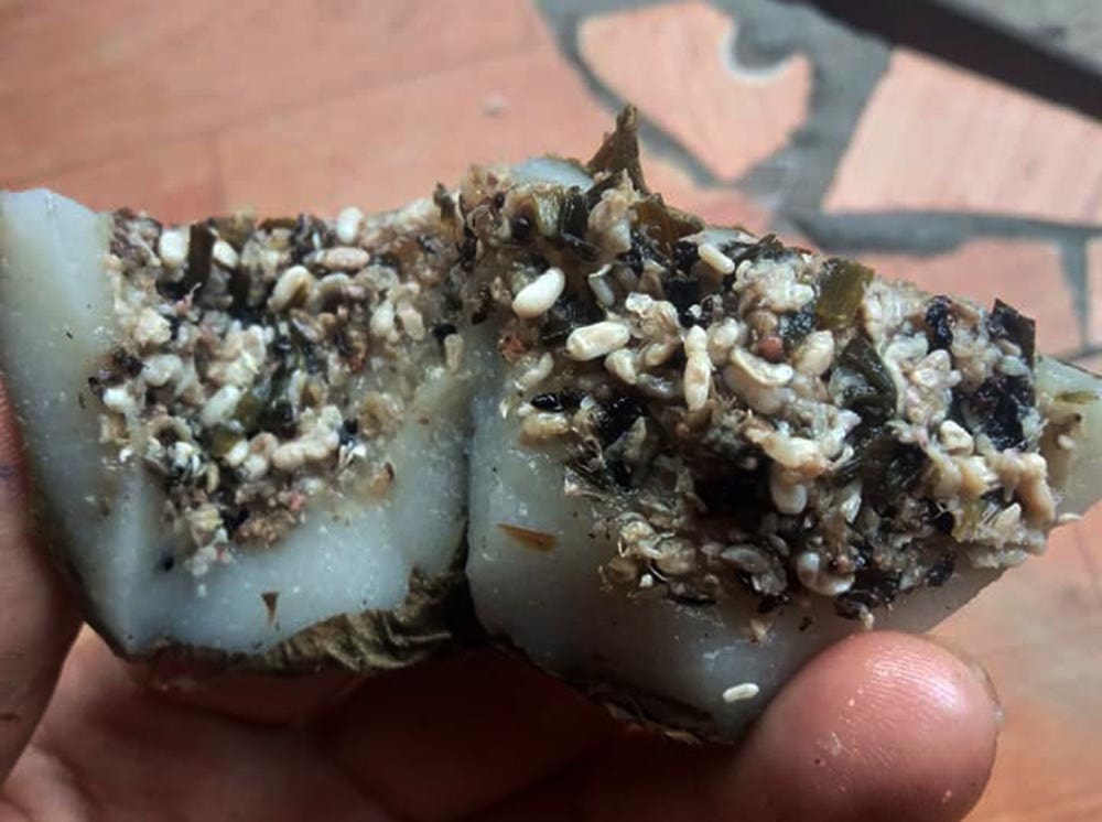 Năm chỉ có một lần, khách xếp hàng chờ mua loại bánh chi chít trứng kiến - Ảnh 1. Năm chỉ có một lần, khách xếp hàng chờ mua loại bánh chi chít trứng kiến - Ảnh 1.