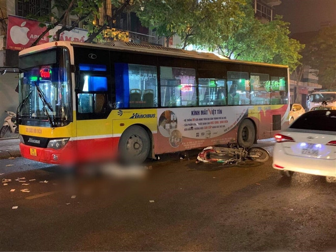 Hà Nội: Nam thanh niên đi xe máy bị xe buýt cán chết thương tâm - Ảnh 1.