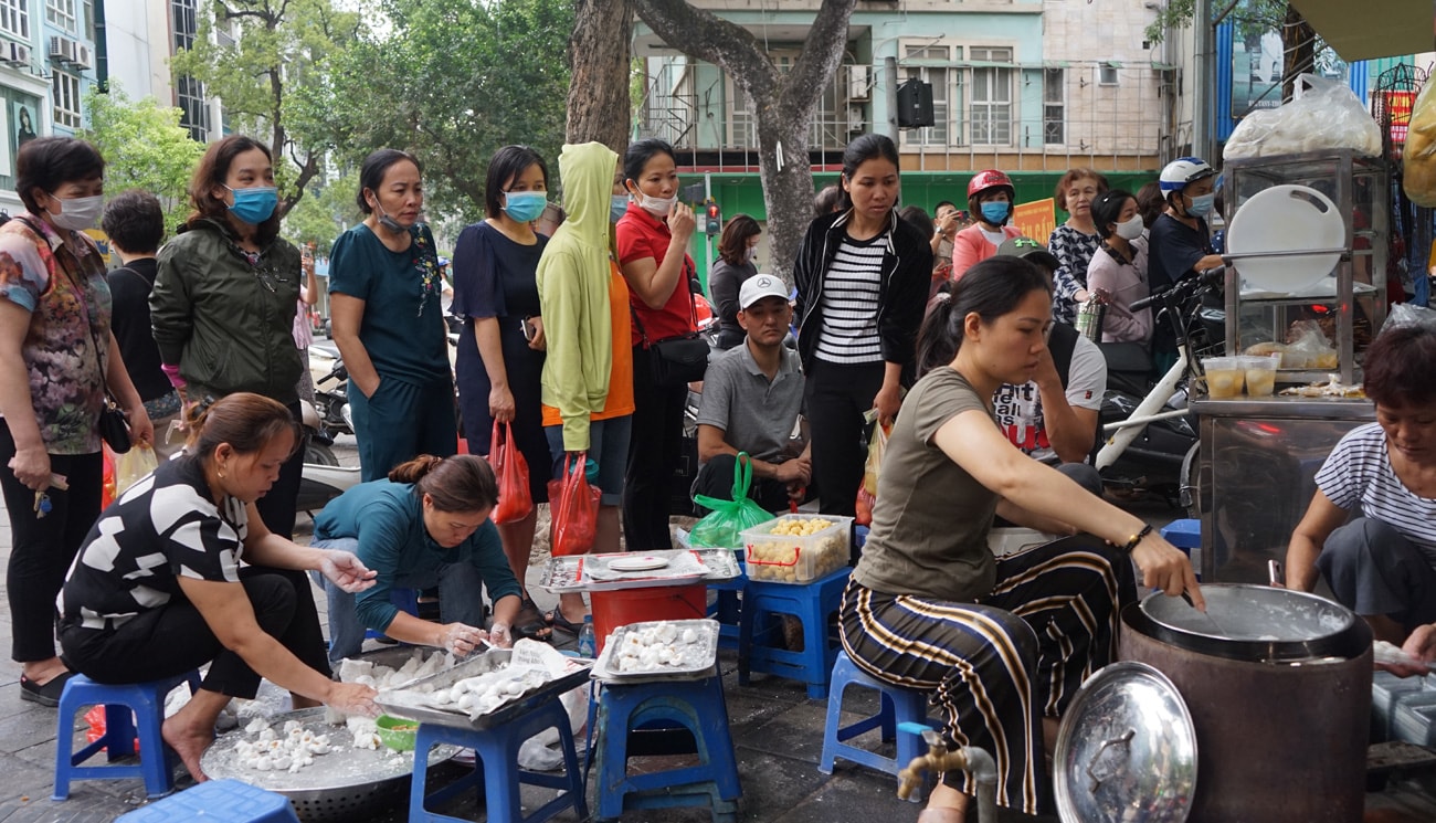 Người dân Thủ đô xếp hàng từ 5h sáng mua bánh trôi, bánh chay Tết Hàn Thực - Ảnh 15.