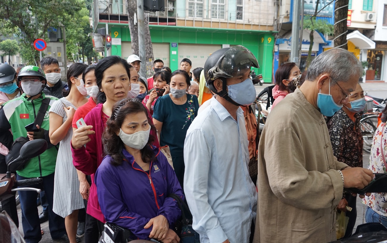 Người dân Thủ đô xếp hàng từ 5h sáng mua bánh trôi, bánh chay Tết Hàn Thực - Ảnh 6.