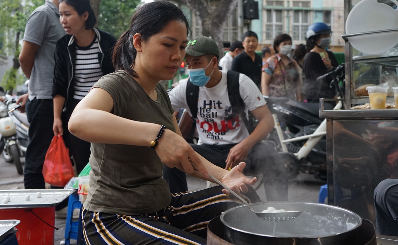 Người dân Thủ đô xếp hàng từ 5h sáng mua bánh trôi, bánh chay Tết Hàn Thực - Ảnh 17.