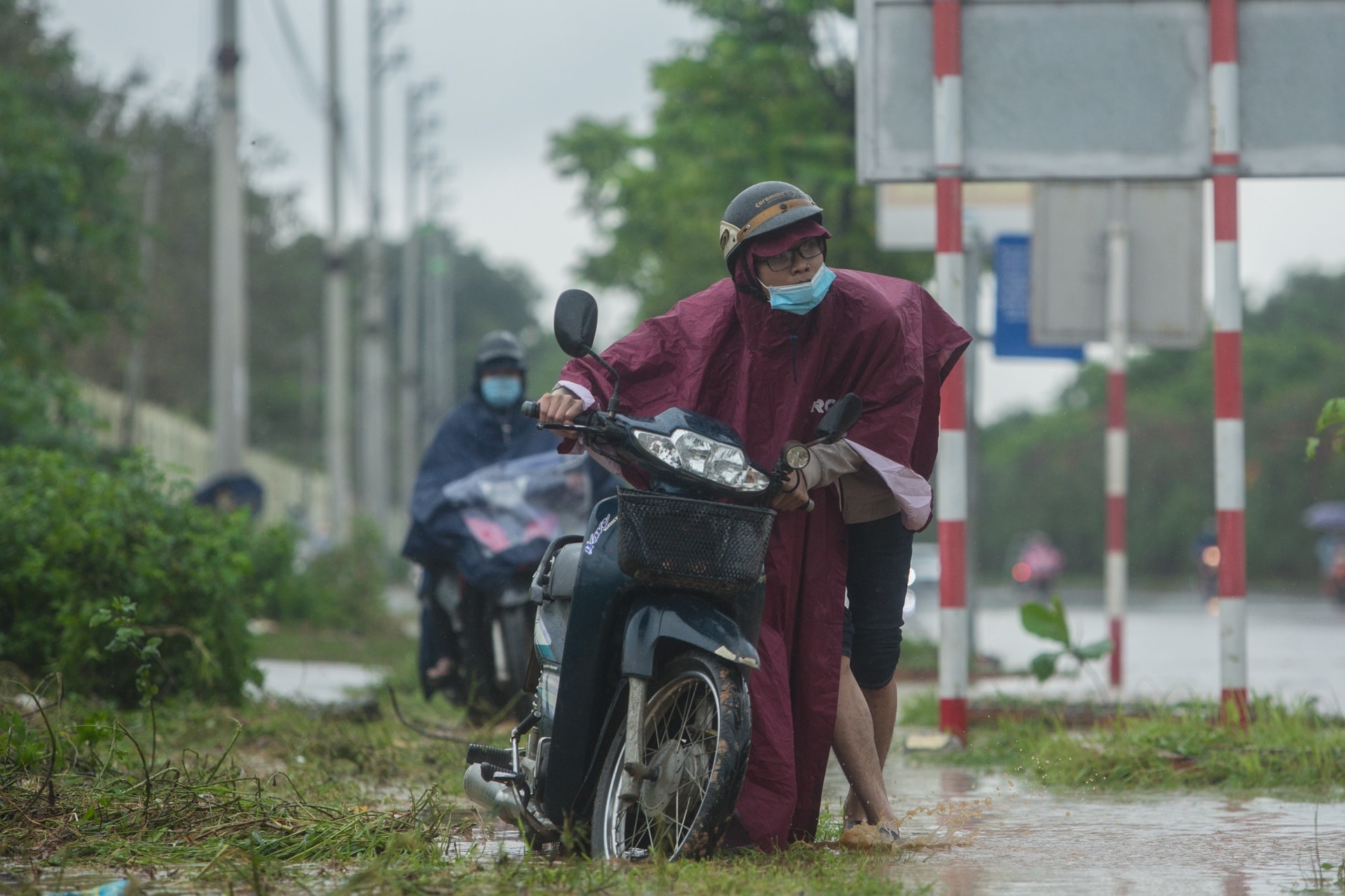 Đại lộ Thăng Long ngập sâu, nhiều phương tiện chết máy - Ảnh 7.