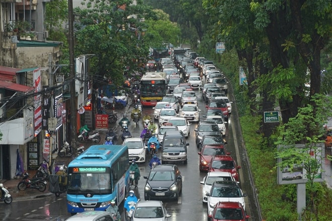 Ảnh: Mưa như trút nước, đường phố Hà Nội kẹt cứng - Ảnh 1. Ảnh: Mưa như trút nước, đường phố Hà Nội kẹt cứng - Ảnh 1.