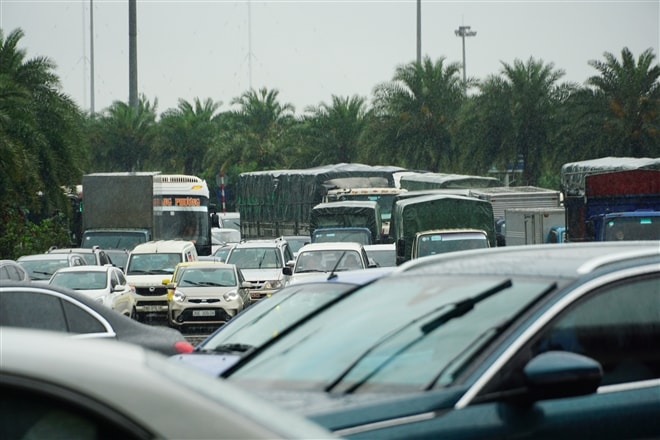 Ảnh: Mưa như trút nước, đường phố Hà Nội kẹt cứng - Ảnh 3. Ảnh: Mưa như trút nước, đường phố Hà Nội kẹt cứng - Ảnh 3.