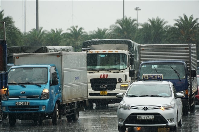 Ảnh: Mưa như trút nước, đường phố Hà Nội kẹt cứng - Ảnh 4. Ảnh: Mưa như trút nước, đường phố Hà Nội kẹt cứng - Ảnh 4.