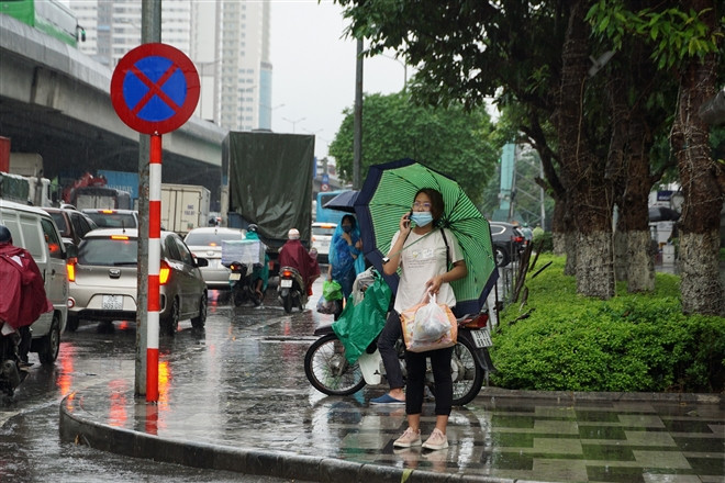 Ảnh: Mưa như trút nước, đường phố Hà Nội kẹt cứng - Ảnh 5.
