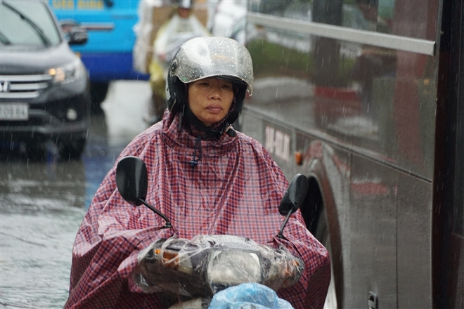 Ảnh: Mưa như trút nước, đường phố Hà Nội kẹt cứng - Ảnh 7.