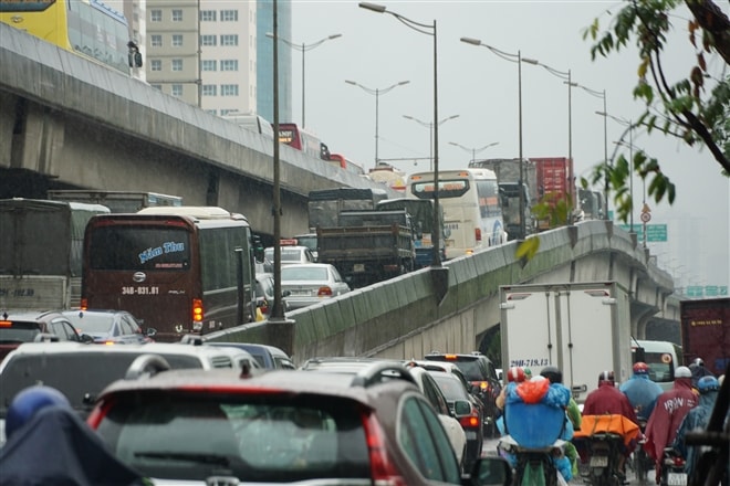 Ảnh: Mưa như trút nước, đường phố Hà Nội kẹt cứng - Ảnh 2. Ảnh: Mưa như trút nước, đường phố Hà Nội kẹt cứng - Ảnh 2.