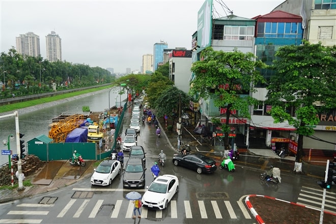Ảnh: Mưa như trút nước, đường phố Hà Nội kẹt cứng - Ảnh 6. Ảnh: Mưa như trút nước, đường phố Hà Nội kẹt cứng - Ảnh 6.