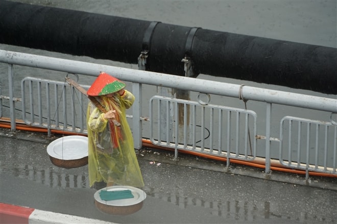 Ảnh: Mưa như trút nước, đường phố Hà Nội kẹt cứng - Ảnh 8. Ảnh: Mưa như trút nước, đường phố Hà Nội kẹt cứng - Ảnh 8.