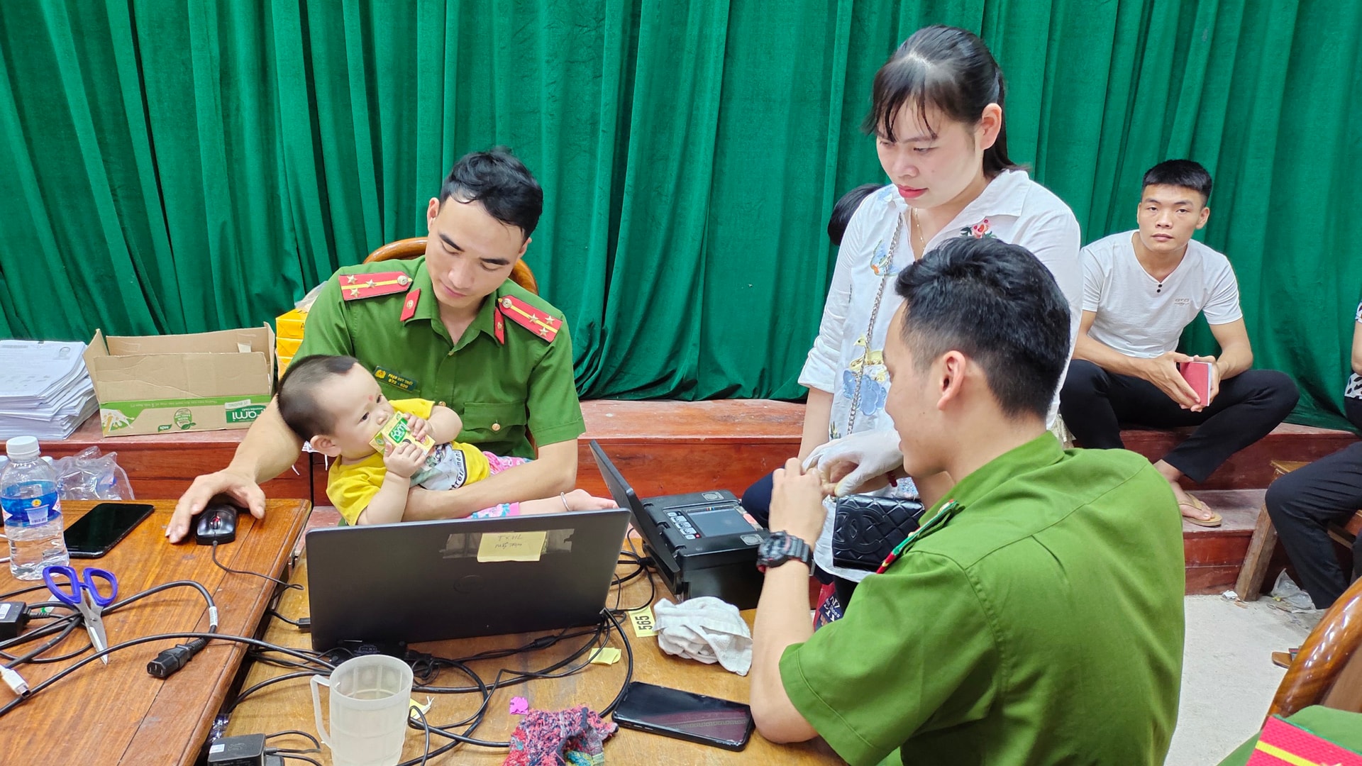 Xúc động hình ảnh các chiến sĩ công an làm việc 24/24h để hỗ trợ cấp căn cước công dân - Ảnh 4.