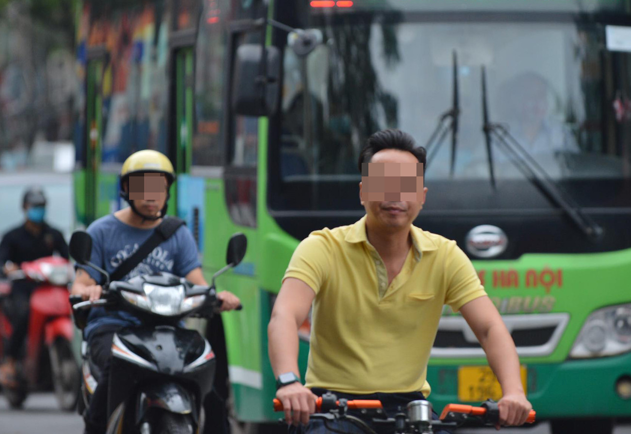 Dịch COVID-19 có nguy cơ bùng phát, người Hà Nội vẫn vô tư quên đeo khẩu trang - Ảnh 4.