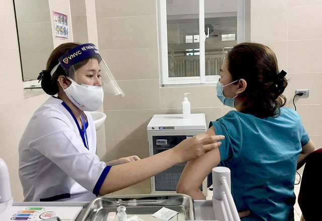 Việt Nam có thêm hơn 50.000 người được tiêm vaccine phòng COVID-19 - Ảnh 1.