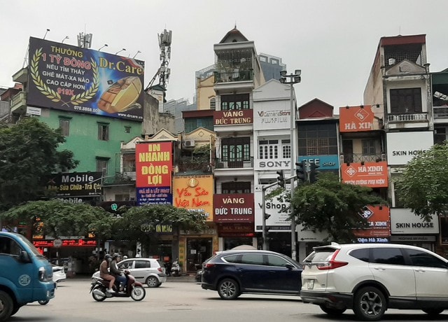 Hiểm họa từ những biển quảng cáo ngoài trời - Ảnh 1. Hiểm họa từ những biển quảng cáo ngoài trời - Ảnh 1.