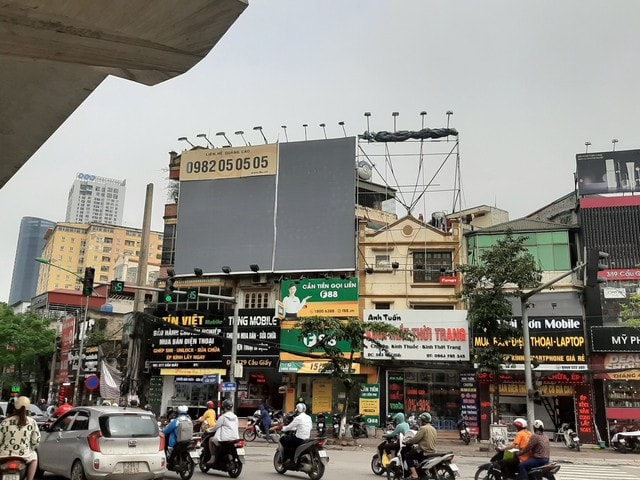 Hiểm họa từ những biển quảng cáo ngoài trời - Ảnh 2. Hiểm họa từ những biển quảng cáo ngoài trời - Ảnh 2.