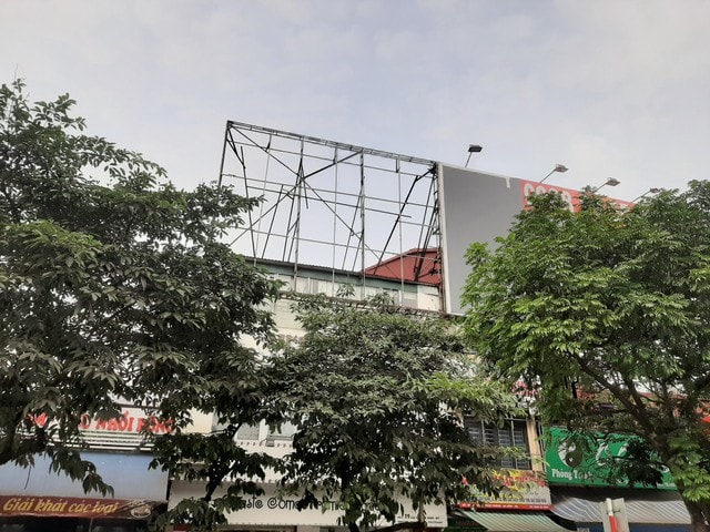 Hiểm họa từ những biển quảng cáo ngoài trời - Ảnh 3. Hiểm họa từ những biển quảng cáo ngoài trời - Ảnh 3.