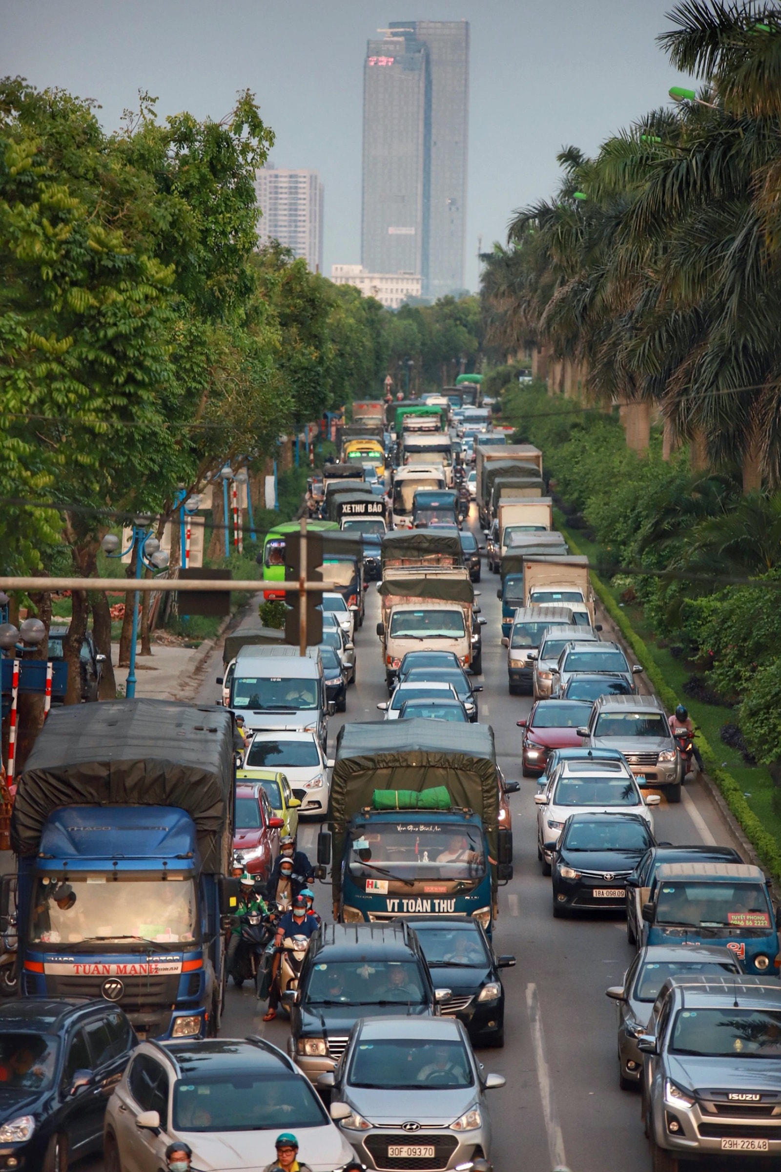 Người Hà Nội ùn ùn rời thành phố trước ngày nghỉ lễ 30/4 - Ảnh 14.