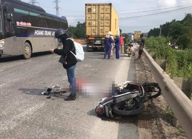 Chạy xe máy về quê nghỉ lễ, nữ sinh viên bị container tông chết thảm - Ảnh 1.