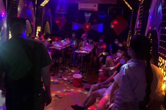 13 nam nữ phê ma túy trong quán karaoke mở “chui” - Ảnh 1.